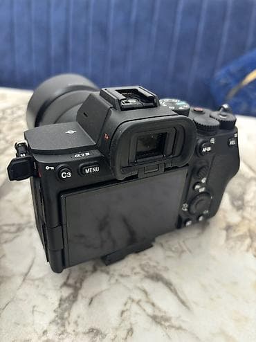 sony wh: Sony A7-4
Body və üstündə 50mm lens. 
Çanta və adaptr. Az işlənib — 3