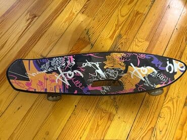 - Rənglər və dizayn: biri qara əsaslı, çoxrəngli qrafiti naxışlı;