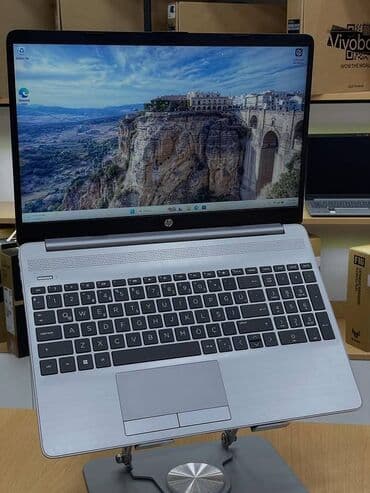 ucuz nodbuk: HP noutbuk – 15.6" ekranlı, gümüşü korpuslu model. Əsas — 1