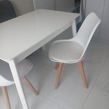 Kuxna masa dəsti satılır.1 masa,divan və 2 stul.Hamisi birlikdə