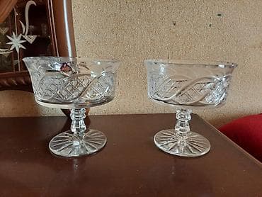 Köhnə xrustal iri meyvə qabları şəkildə kiçik görünür