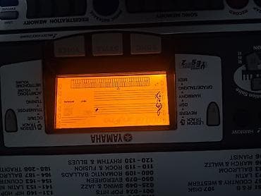 Yamaha PSR-350 sintezator - 61 ədəd tam ölçülü klaviş - İşıqlı LCD — 2