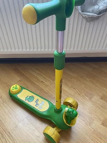Uşaq skuterı – yaşıl/sarı rəngdə, 3 təkərli Xüsusiyyətlər: -
