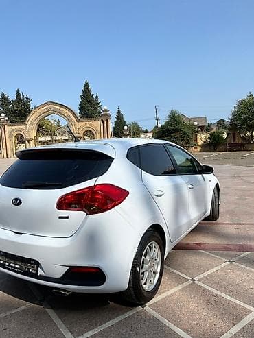 daewoo bs090 satilir: Kia Ceed hatchback – ağ rəng, şəhər və gündəlik istifadə üçün — 2