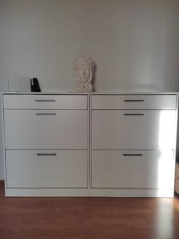 Ağ rəngdə, minimal dizaynlı 2 ədəd modul şkaf dəsti. Xüsusiyyətlər: -