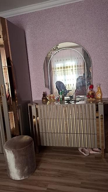 konsol masa: Yataq otağı mebel dəsti Tərkibi: - King-size yumşaq başlıqlı çarpayı — 2