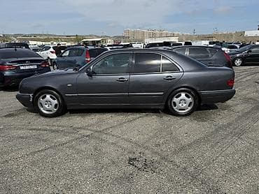 Mercedes-Benz E 240: 6.7 l | 1999 il Sedan