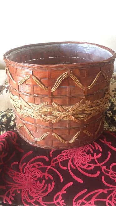 Təbii materiallardan hazırlanmış toxunma sənətkar səbət