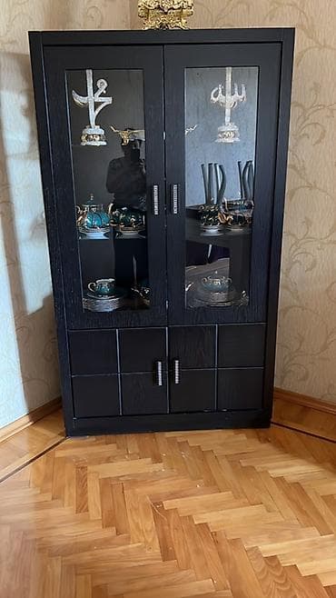 bufet: Şüffaf vitrinli qara rəngli qab-qacaq şkafı - Material: ağac əsaslı — 1