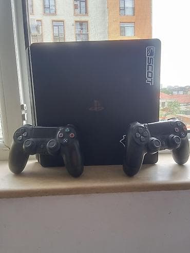 PlayStation 4 Slim oyun konsolu + 2 ədəd DualShock 4 idarəetmə pultu