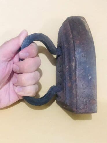 qədimi qəpiklər: Sovet dövründən qalan, Tutacaqlı, köhnə üslublu çuqun paltar ütüsü — 2