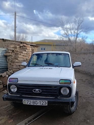 Lada Niva 4x4, ağ rəngli, klassik kuzov. Əsas xüsusiyyətlər: - Tam
