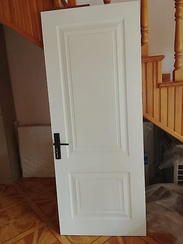 Ağ rəngli daxili qapı - Klassik panelli dizayn: yuxarı və aşağı