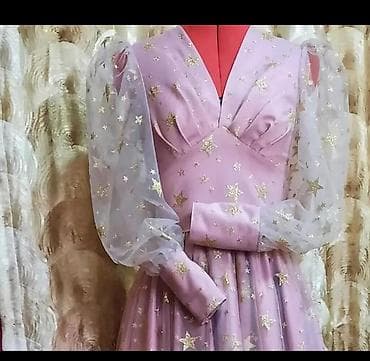 Pudra-çəhrayı uzun don. Parıldayan qızılı ulduz naxışlı atlas əsas və — 1