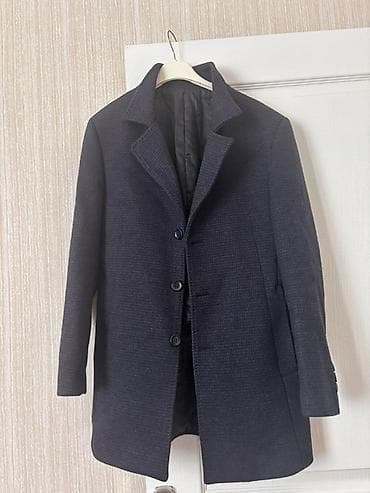 Kişi paltosu – tünd göy rəngdə, klassik dizayn. 1 dəfə geyinilib