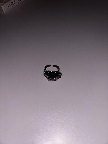 Qara daşlı tənzimlənən üzük - Rəng: gümüşü əsas, qara parlaq mərkəzi