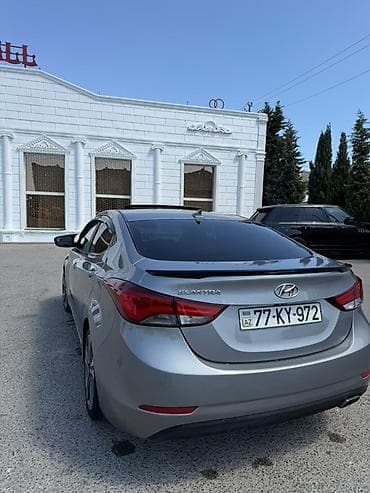 hunday matriks: Hyundai Elantra sedan – gümüşü rəng, aerodinamik kuzov və qara rəngli — 2
