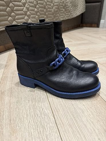 Makasin və loferlər: Qara dəridən hazırlanan qısa booti - Dizayn: Ön hissədə dekorativ iri — 3