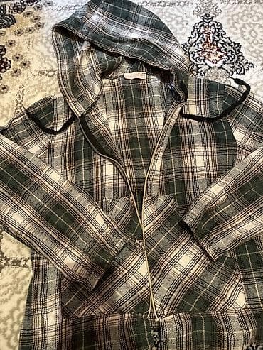 Kapüşonlu, fermuarlı köynək/jaket - Naxış: yaşıl-qara-ağ rənglərdə