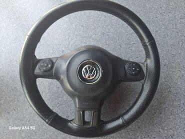 Рули: Funksional düymələrlə təchiz olunmuş qara rəngli Volkswagen sükanı — 2