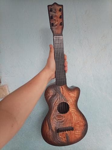 ukulele gitar: Uklelelemiz əldədi boyutu ortadır şəkildə mini düşüb real həyatda tam — 2