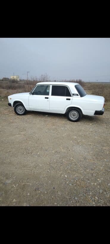 ваза напольная стеклянная высокая без узора: VAZ 2107, ağ rəng, sedan kuzov. Klassik dizaynlı arxaötürməli model — 2