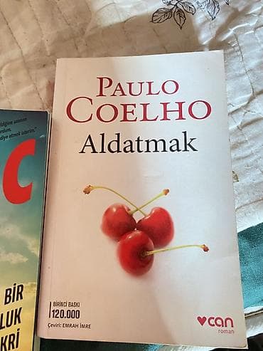 Художественная литература: Paulo Coelho – **Aldatmak** romanı. Kitabın üz qabığında müəllif adı — 1