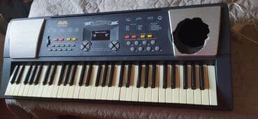 Lincoln: Maestro brendinə məxsus qara rəngli elektron sintezator. 61 klavişli — 1