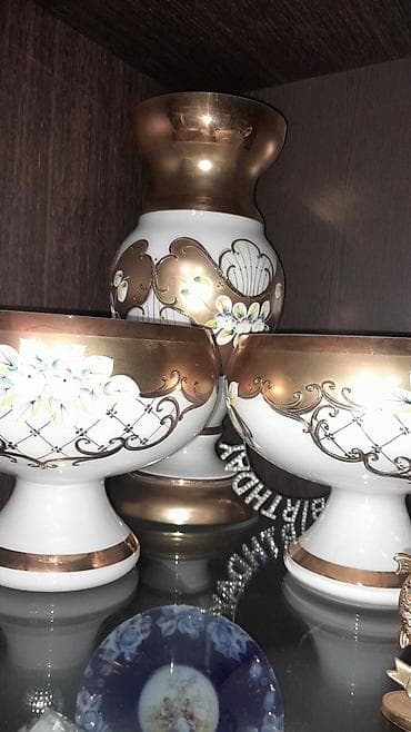 Porcelan dekor dəsti – 3 parçadan ibarət - 1 ədəd iri vaza - 2 ədəd