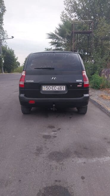 lapet qoşqu: Ön hissəsində Hyundai loqosu və "H" emblemi olan qara rəngli Hyundai — 4