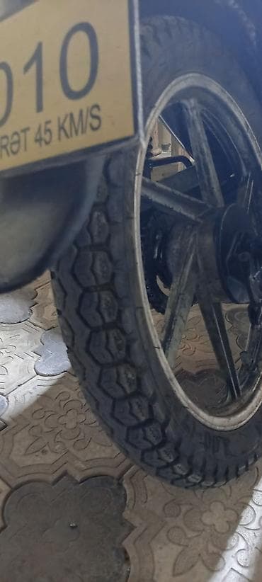 suktur: Salam moto qarajda yatib. amma pol abarotdu. kuryere surulmuyub — 3
