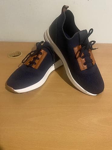 Şəxsi əşyalar: Kişi idman üslubunda günlük ayaqqabı - Rəng: tünd göy. Tezedir — 9