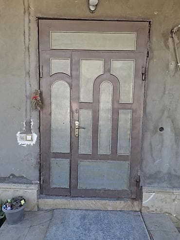 Перила: - Material: möhkəm metal karkas, xarici tərəfdə relyefli panellər; — 2