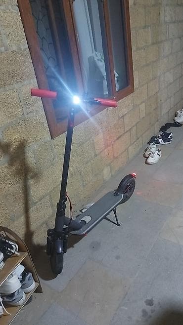 Elektrik skuter Maraqlanmaq isteyen zeng vura biler. - Şəhər içi