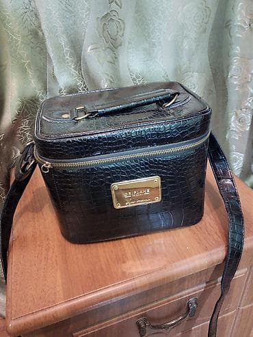 koja yubkalar: Oriflame makiyaj/kozmetik çantası - Rəng: qara, timsah naxışlı parlaq — 1