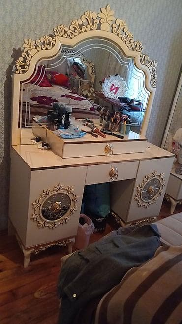 stol dəsdi: Qonaq otağı mebel dəsti Tərkibi: - Vitrin şkaf: şüşə vitrinli, krem — 6