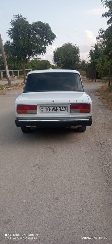 w211 disk: Vaz 2107, ağ rəng, 4 qapılı sedan. Xüsusiyyətlər: - Klassik kuzov — 2
