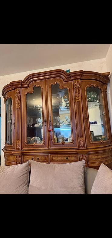 servand: Klassik üslubda vitrinli qonaq otağı servantı təqdim olunur. Mebel — 1