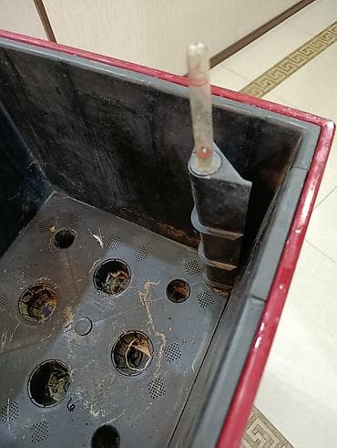 Горшки для растений: Qırmızı rəngdə. eni 50 sm hündürlüyü 96sm. İçində çıxan qulplu — 3