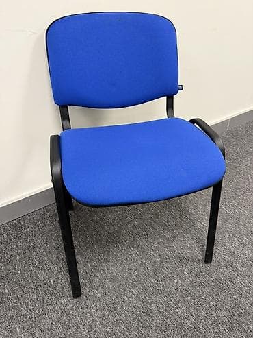 kəsim stolu: Mavi rəngli oturacaq və kürək hissəsi olan, qara metal çərçivəli ofis — 2