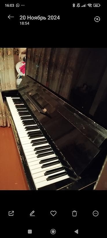 Qara rəngli, klassik korpuslu upright piano. Şəkillərdə alətin həm — 6