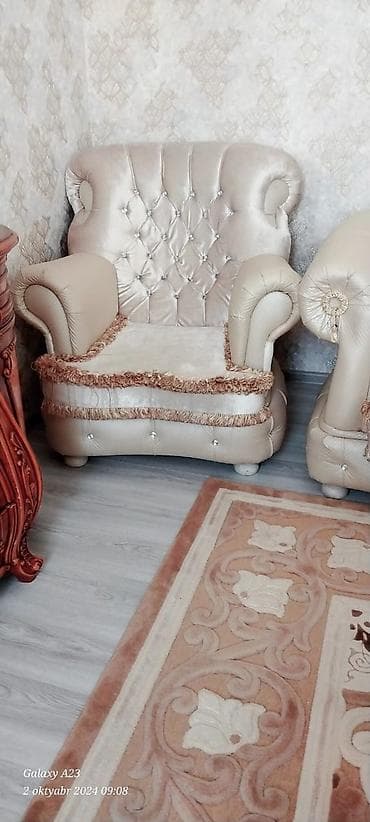madeyra yataq dəsti: Klassik üslubda yumşaq mebel dəsti. Heç bir problemi yoxdur. 2 — 6