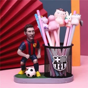 pul yığmaq ucun qab: Oturan futbolçu heykəlciyi ilə bəzədilmiş qələmdan. Dəmir tor dizaynlı — 5