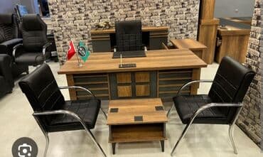 ofis mebelləri: Ofis mebel dəsti - Masa: Geniş iş masası, isti ağac teksturalı və — 1