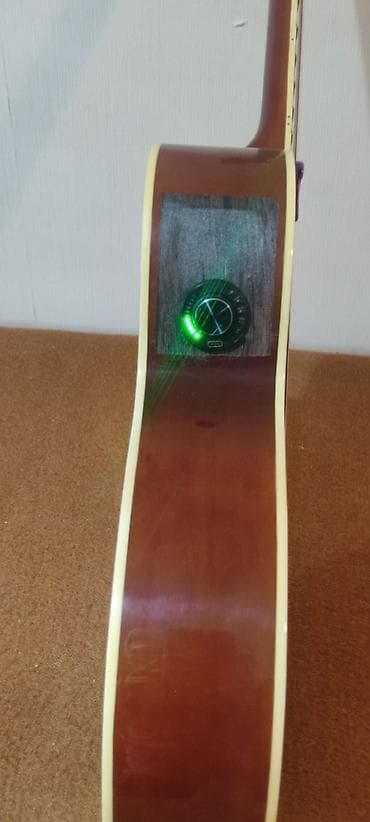 kitara: Elektro-akustik gitara – cutaway korpuslu, sunburst rəng keçidli — 4