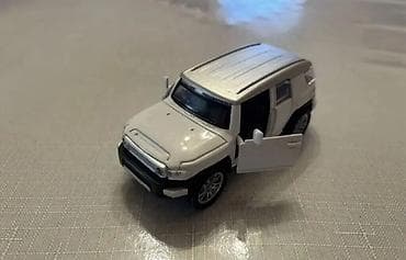 mini disk: Metal oyuncaq avtomobil – ağ rəngli ofroud SUV modeli (miniatura). - — 2