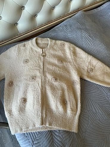 Qadın kardiqanı – krem rəng - Model: dairəvi yaxalı, fermuarlı