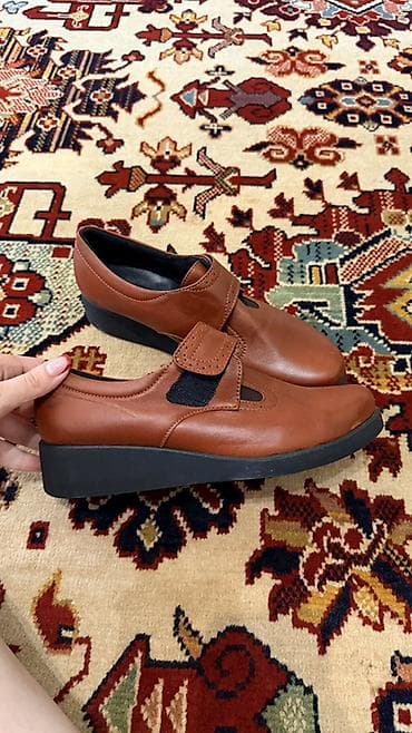 Женская обувь: 39 Razmer 
Temiz deiridir hec geyinilmeyib boyuk oldu deye satilir — 2