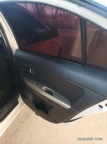 resor ford transit: Ağ rəngli sedan avtomobil Xüsusiyyətlər: - Kuzov: 4 qapılı sedan, ağ — 1