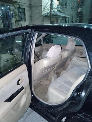 nissan tiida qiyməti: Nissan Tiida sedan – qara rəng, 4 qapı, AZ dövlət nömrə nişanı — 7